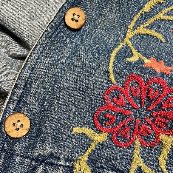 Beautiful denim jacket with floral embroidered handmade! 100👌% cotton Medium - Picture 11 of 12